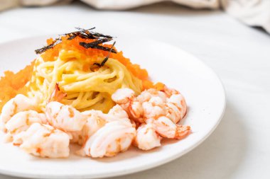 karidesler ve karides yumurtası ile spagetti kremsi