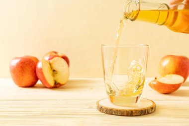 Kırmızı elma meyvesi ile elma suyu