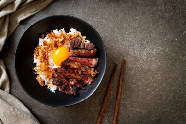 yumurta ile tepesinde pirinç kase dilimlenmiş sığır eti