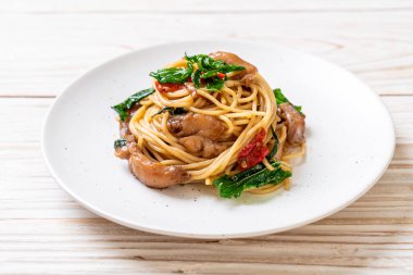 tavuk ve fesleğen ile karıştırın-kızarmış spagetti