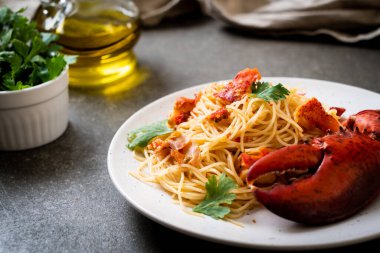 Makarna all'astice veya ıstakoz spagetti