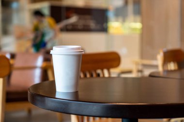 sıcak kahve kağıt bardak kahve dükkanında