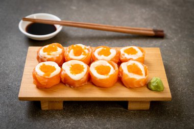 mayonez ve karides yumurta ile taze somon suşi rulo