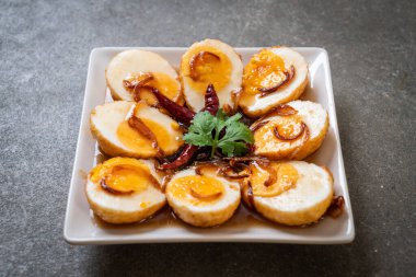 Haşlanmış yumurta demirhindi soslu kızarmış