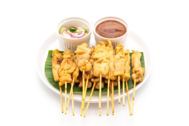 Domuz Satay-ızgara domuz fıstığı sosu veya tatlı ile servis ve 