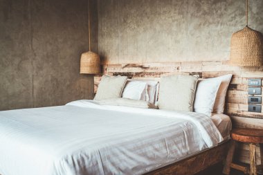 yatakta güzel rahat yastıklar