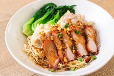 yumurta noodle ile kırmızı kavrulmuş domuz etli mantı