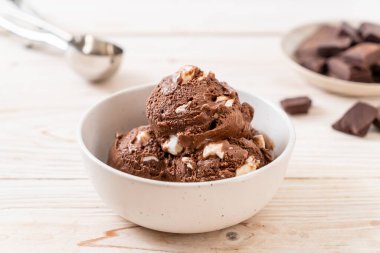 Çikolatalı dondurma marshmallow ile