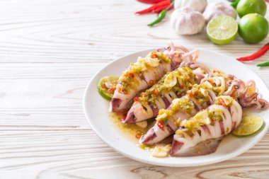 Baharatlı Chili ve limon sosu ile buharda squids