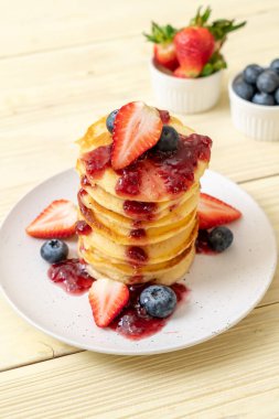 çilek ve yaban mersini ile gözleme 