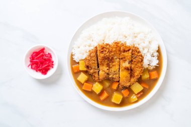 Çıtır çıtır kızarmış domuz pirzola köri ve pilav ile 