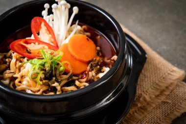 siyah kase Kore anlık erişte