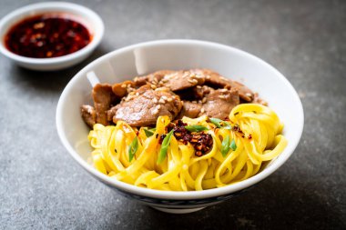 domuz eti ile Asya tavada kızartılmış erişte