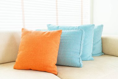 Oturma odasında kanepe ve sandalye dekorasyon üzerinde yastık 