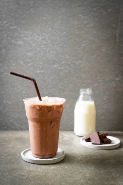 Buzlu çikolata milkshake içecek