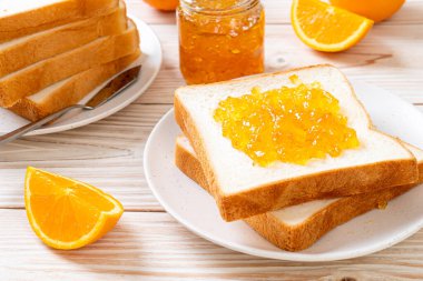 Portakal reçelli ekmek dilimleri 