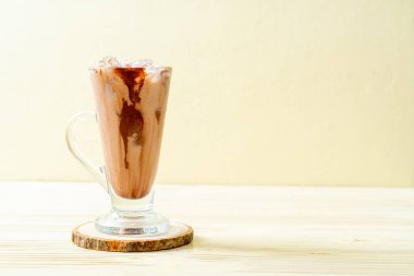 Buzlu çikolata milkshake içecek