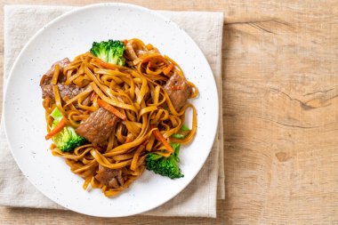 domuz ve sebze ile kızarmış erişte