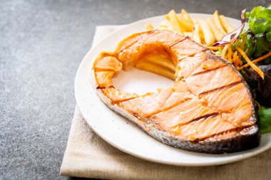 sebze ve patates kızartması ile ızgara somon biftek fileto