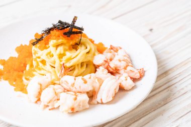 karidesler ve karides yumurtası ile spagetti kremsi