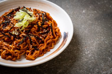 Kore sıcak ve baharatlı anlık noodle kimchi ile