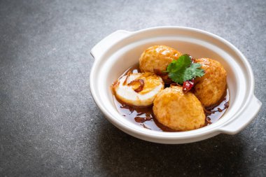 Haşlanmış yumurta demirhindi soslu kızarmış