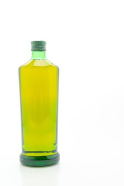 Beyaz arka planda zeytin yağı şişesi