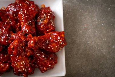 Baharatlı soslu kızarmış tavuk 