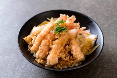 kızarmış karides tempura üzerinde pirinç kase tepesinde