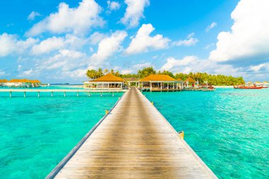 plaj ve deniz ile tropikal Maldivler tatil otel ve ada