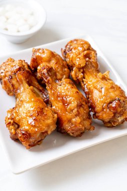 Soslu kızarmış tavuk.