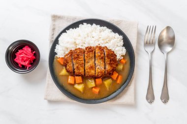 Çıtır çıtır kızarmış domuz pirzola köri ve pilav ile 