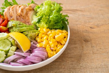 Tavuk göğsü ile sağlıklı salata kasesi 