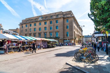 Cambridge/Uk - 28 Ağustos 2019. Pazar Meydanı ve Büyük St Mary's 