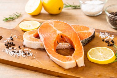 taze çiğ somon fileto biftek