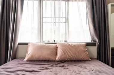 Yatakta rahat yastık 