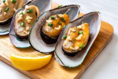 Midye limon ve sarımsak ile