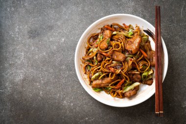 tavada kızartılmış yakisoba noodle domuz eti ile
