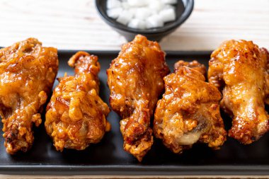 Soslu kızarmış tavuk.