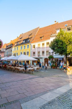 Fussen, Almanya - 28 Ağustos 2018: Street Cafe için eski Fussen