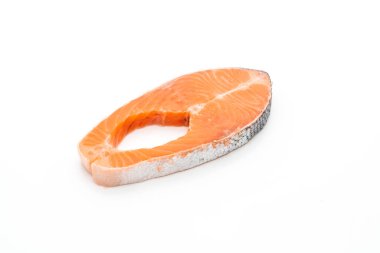 Beyaz arka planda taze somon çiğ