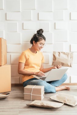 Genç Asya iş başlangıç yukarı online satıcı sahibi kullanarak bilgisayar