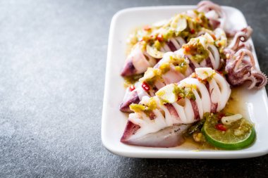 Baharatlı Chili ve limon sosu ile buharda squids