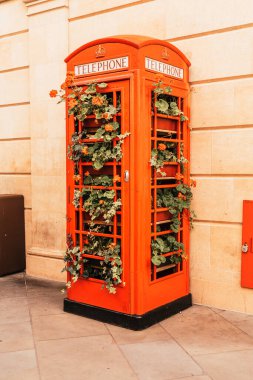 Londra, İngiltere'de ünlü kırmızı telefon kulübesi