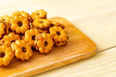 ananas reçeli ile çiçek bisküvi