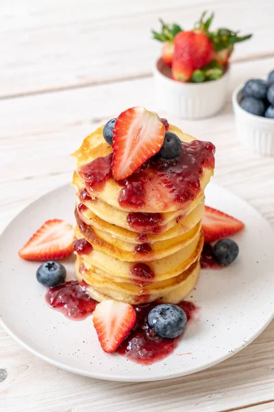 Crêpe aux fraises et aux bleuets — Photo