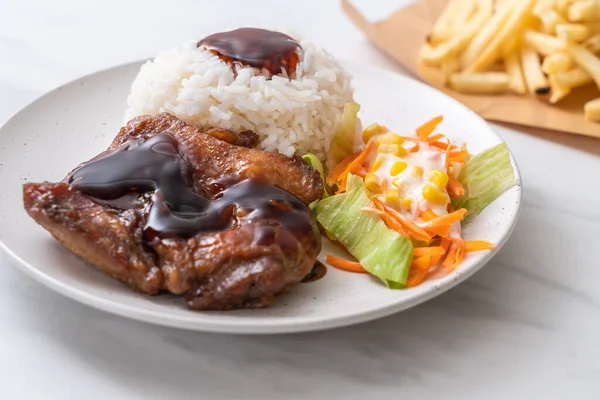 Ayam panggang dengan saus teriyaki dan nasi — Stok Foto