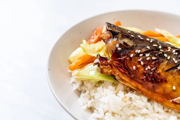 Saba pescado a la parrilla con salsa teriyaki en un tazón de arroz cubierto —  Fotos de Stock