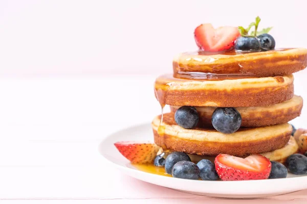 Pfannkuchen mit frischen Blaubeeren, frischen Erdbeeren und Honig — Stockfoto