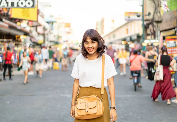 Happy en mooie Aziatische vrouw reizen op Khao Sarn Road, Tha — Stockfoto